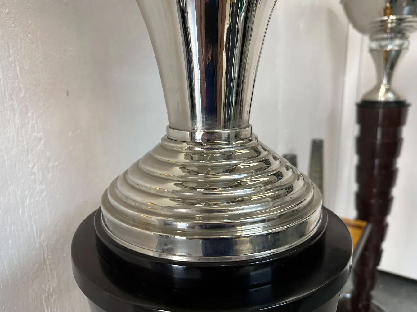 古いフロアランプ2つの詳細、ベースに精巧なデザインが施されたクラシックな設定の中に。