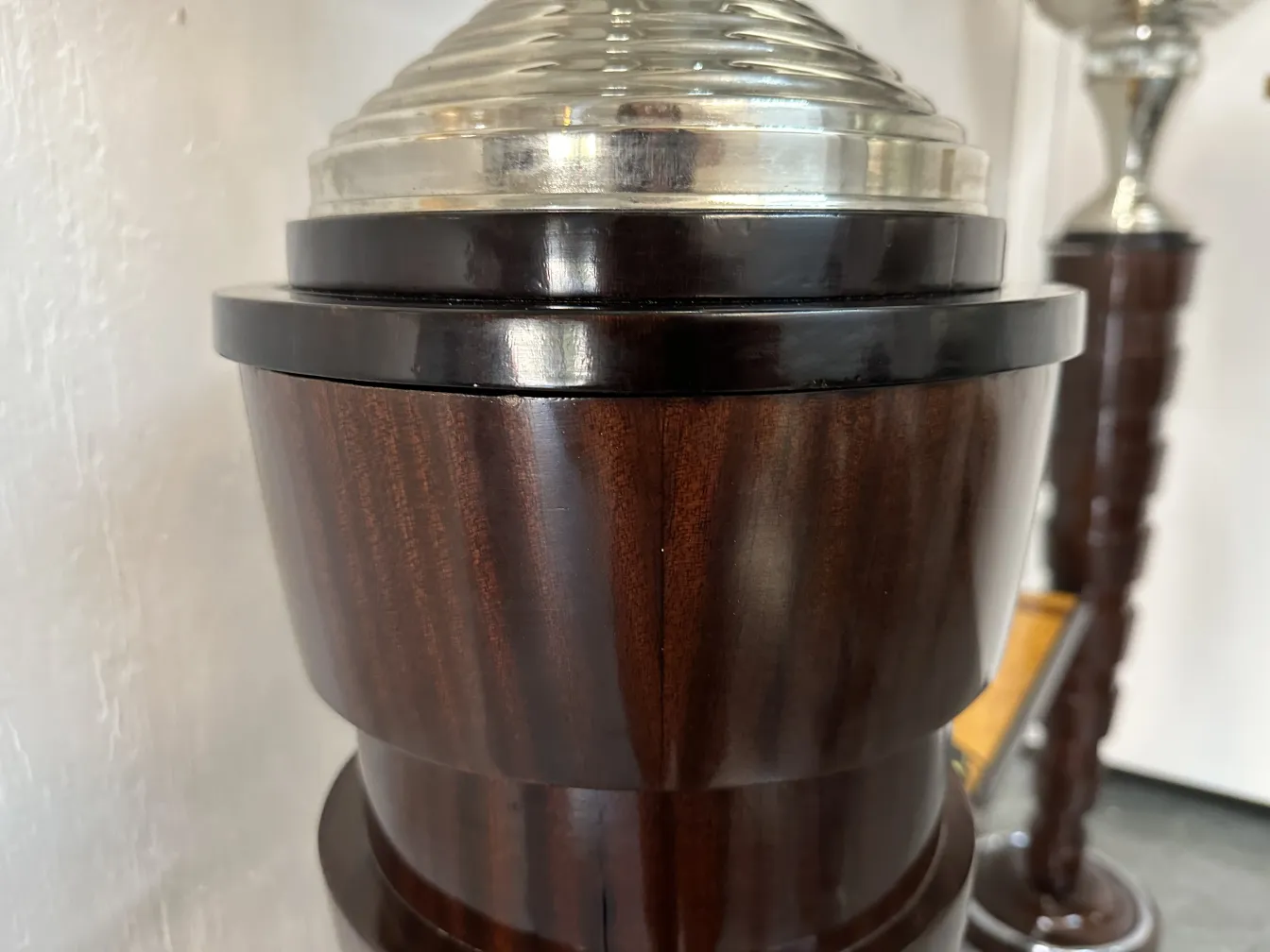 两盏古董落地灯的特写，优雅的设计