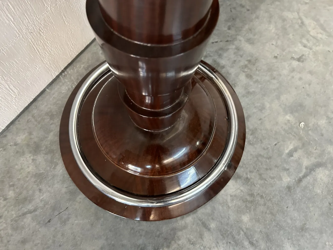 2つの古典的な装飾ベースのアンティークフロアランプがシンプルな環境に。