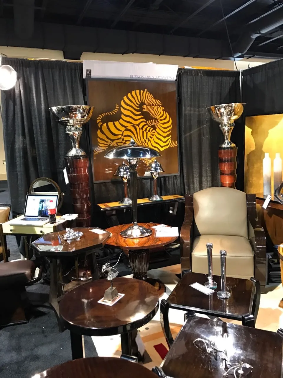 Deux lampadaires anciens décoratifs dans un cadre élégant.