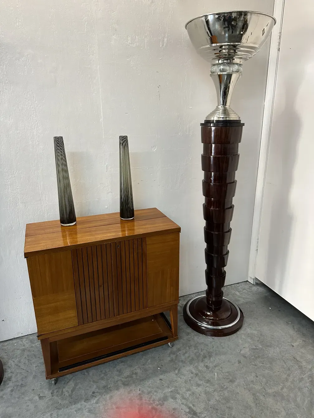 Due lampade da terra antiche accanto a un mobile in legno