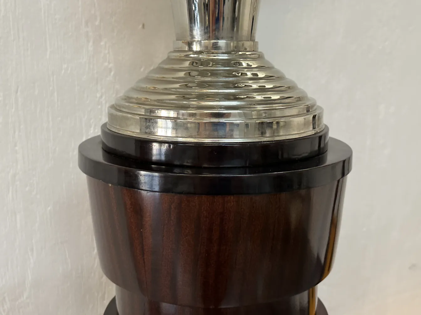 две антикварные торшера с элегантным дизайном в уютной обстановке