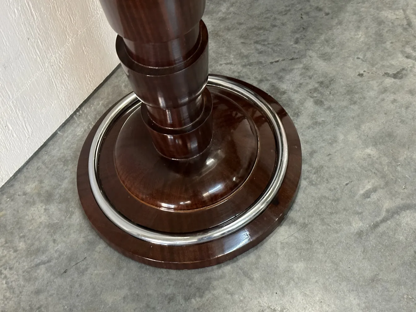 base decorativa de lampadas de piso antigas em ambiente neutro