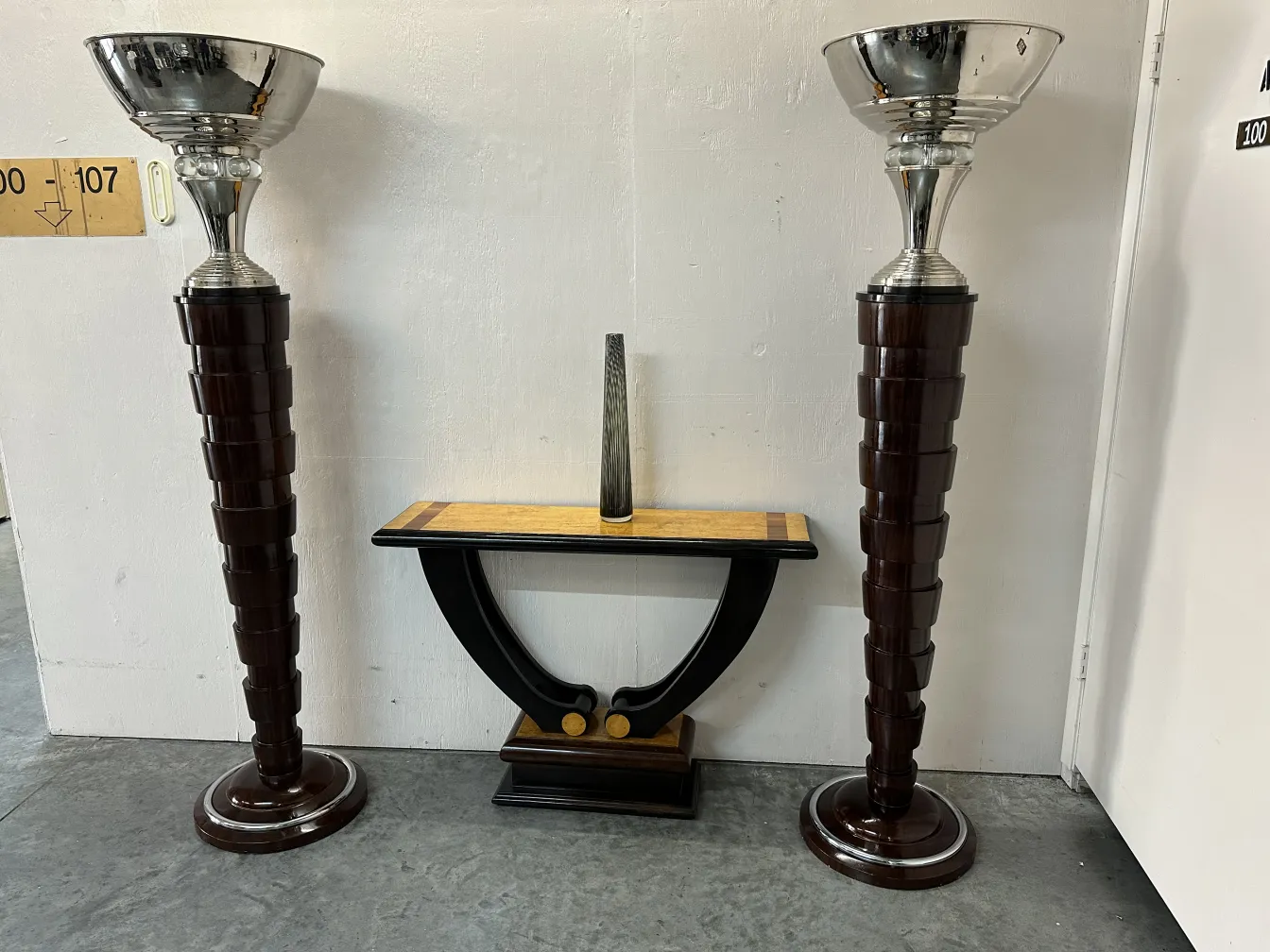 Duas lâmpadas de piso antigas com bases elegantes em um ambiente moderno.