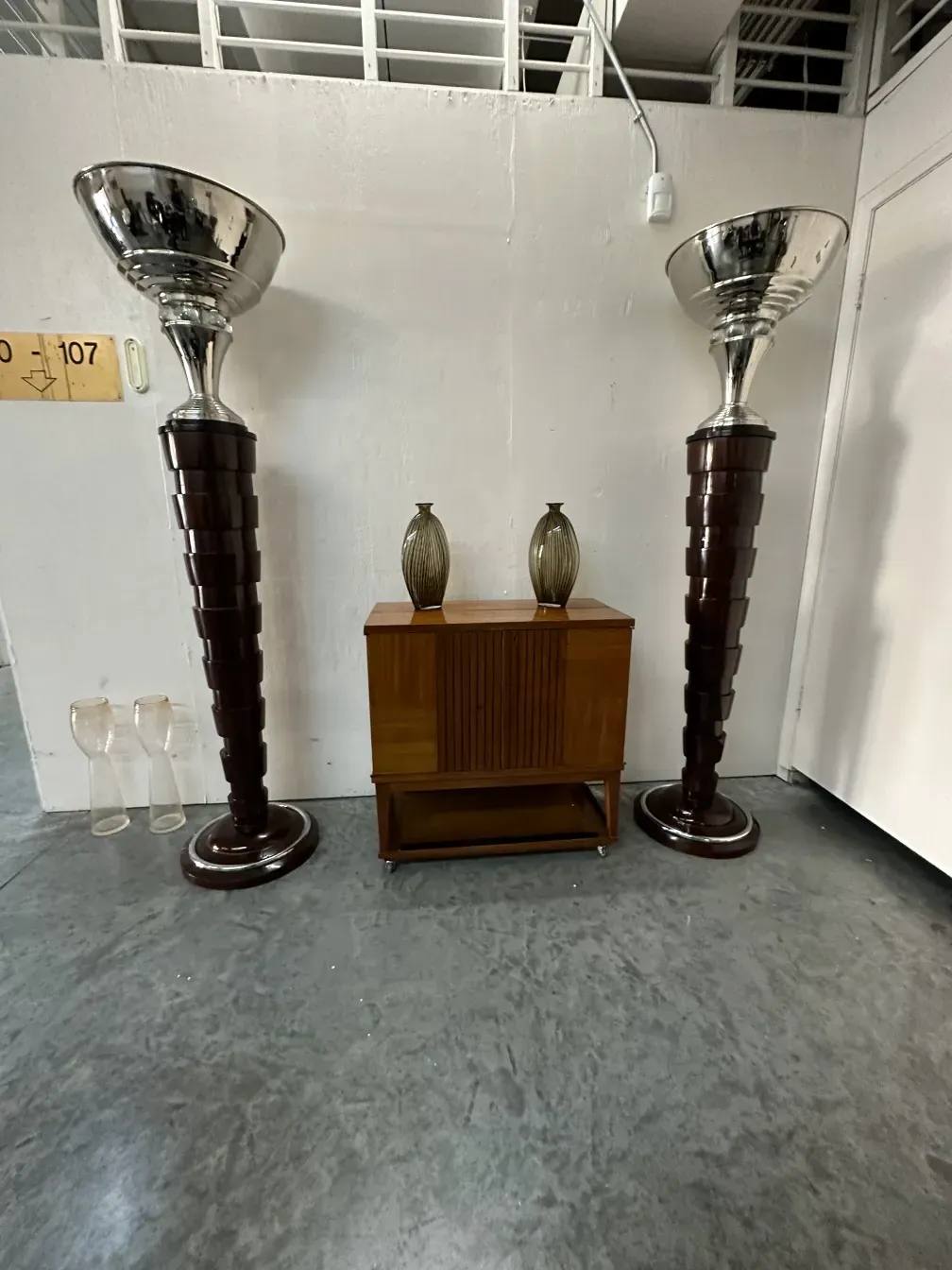 deux lampadaires anciens à côté d'un meuble vintage