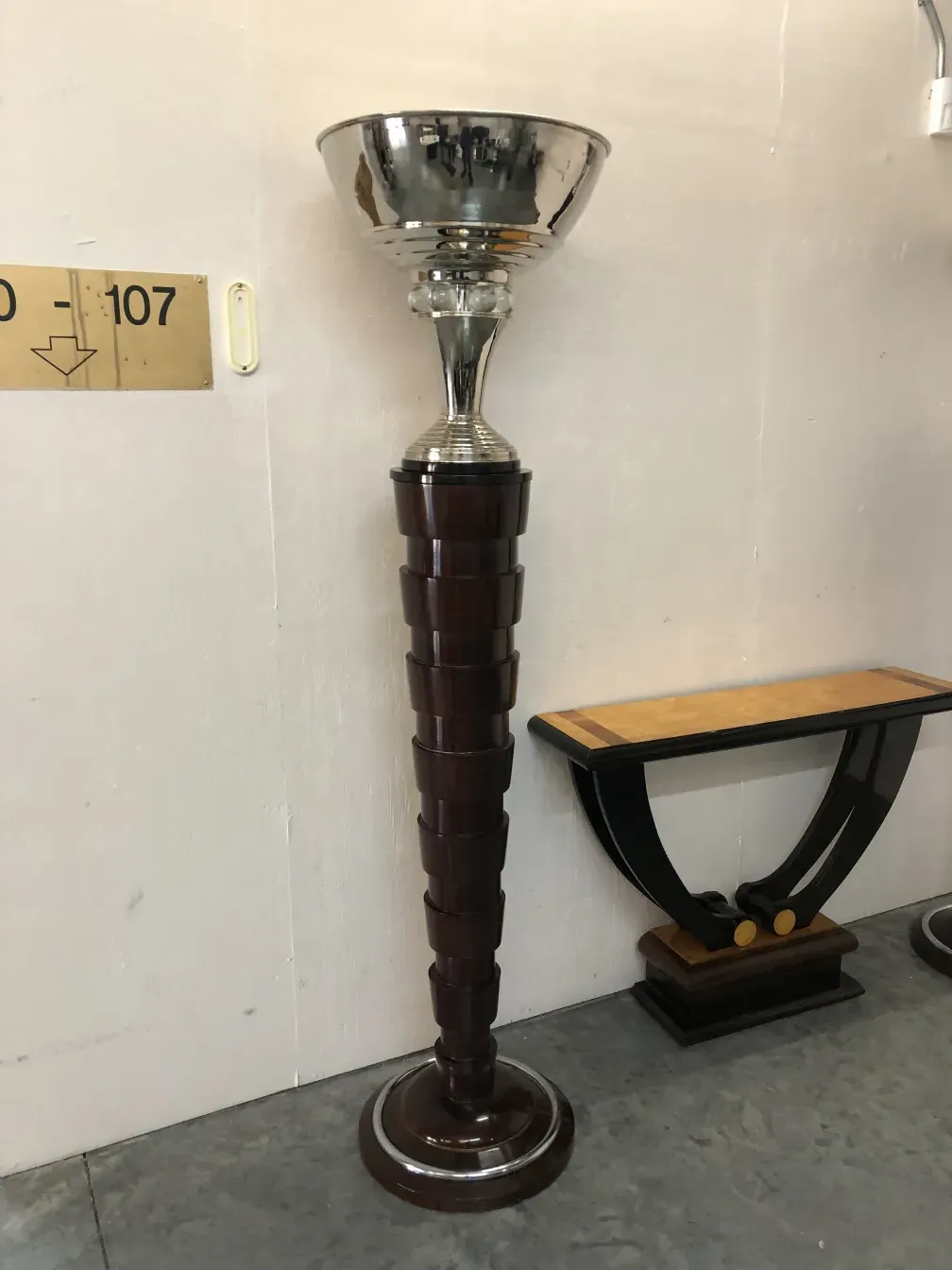 우아한 환경에 배치된 2개 고전 플로어 램프