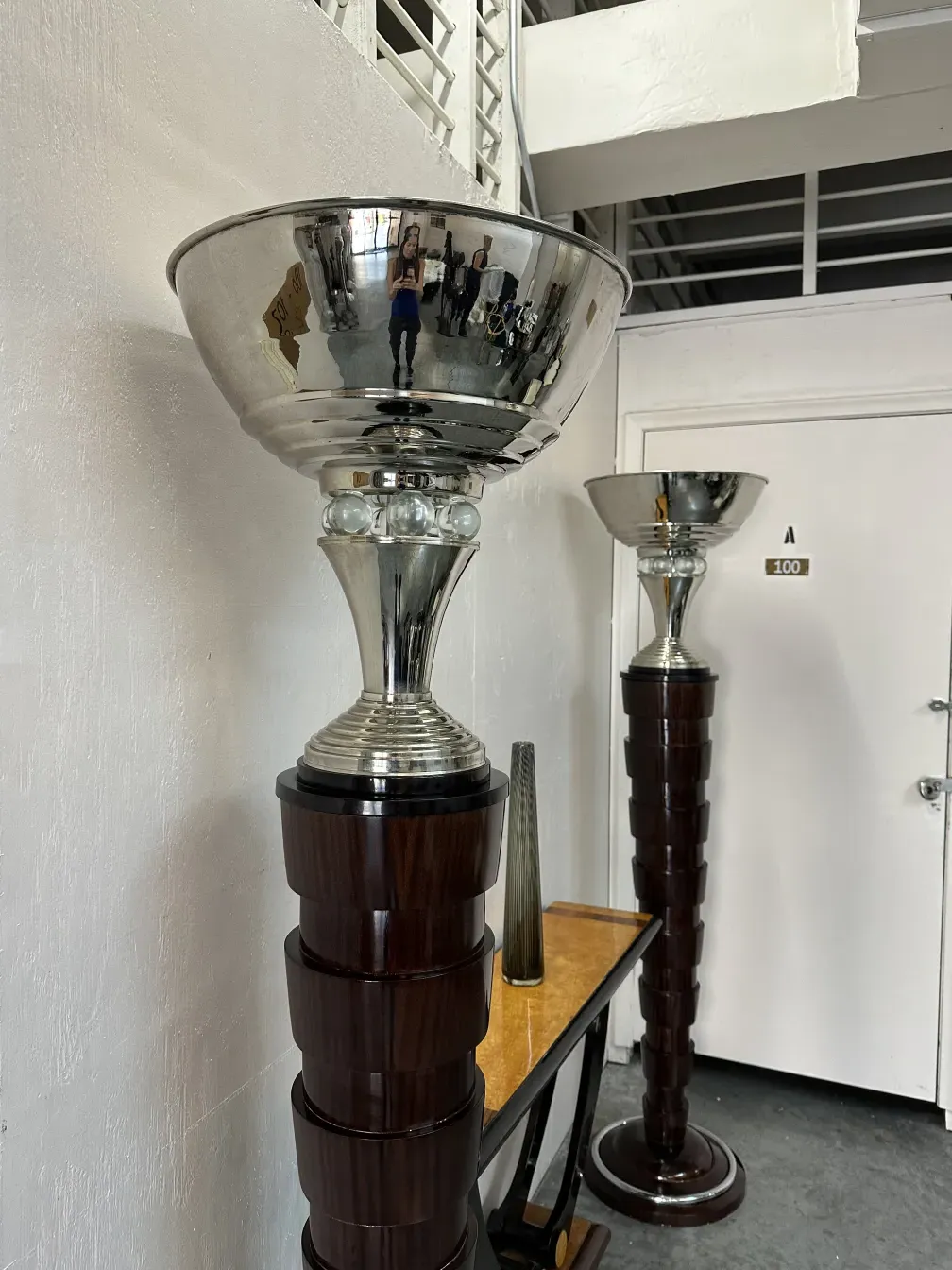 2 lampadas de piso antigas em um ambiente decorativo