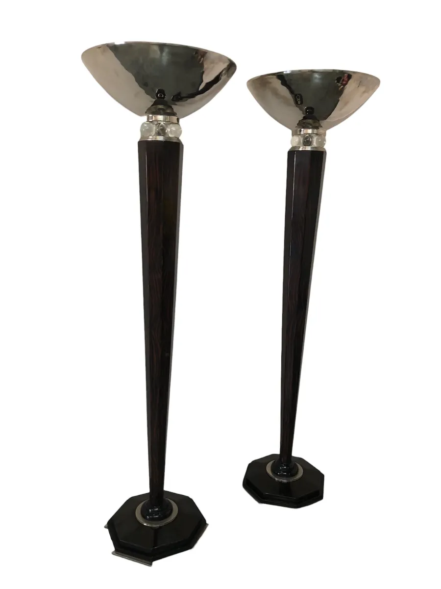 Ensemble de deux lampadaires antiques avec bases décoratives