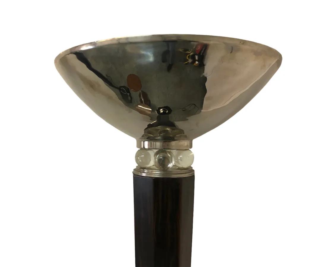 duas lâmpadas de piso antigas com design elegante em um ambiente iluminado.