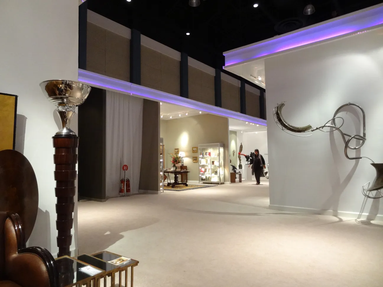 deux lampadaires antiques dans une salle moderne