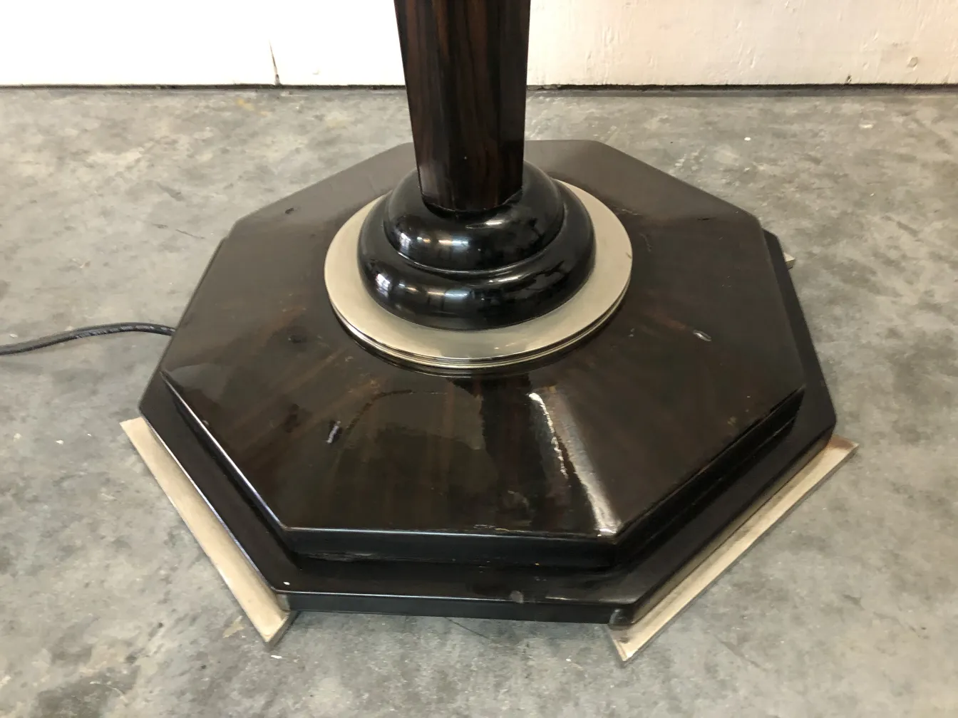 achtkantige Basis antiker Stehleuchten mit sichtbarem Kabel