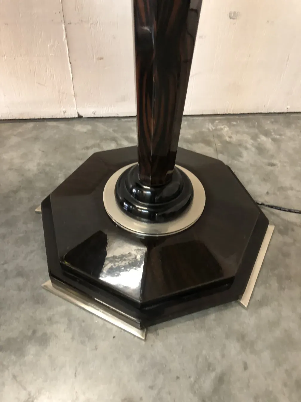 duas lâmpadas de piso antigas com design clássico, elegantes em um ambiente neutro.