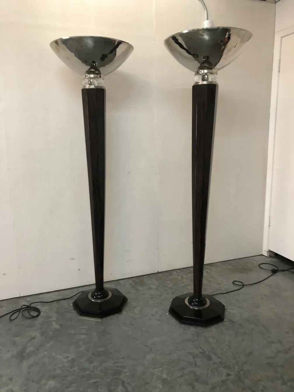 zwei antike Stehleuchten in einem minimalistischen Umfeld