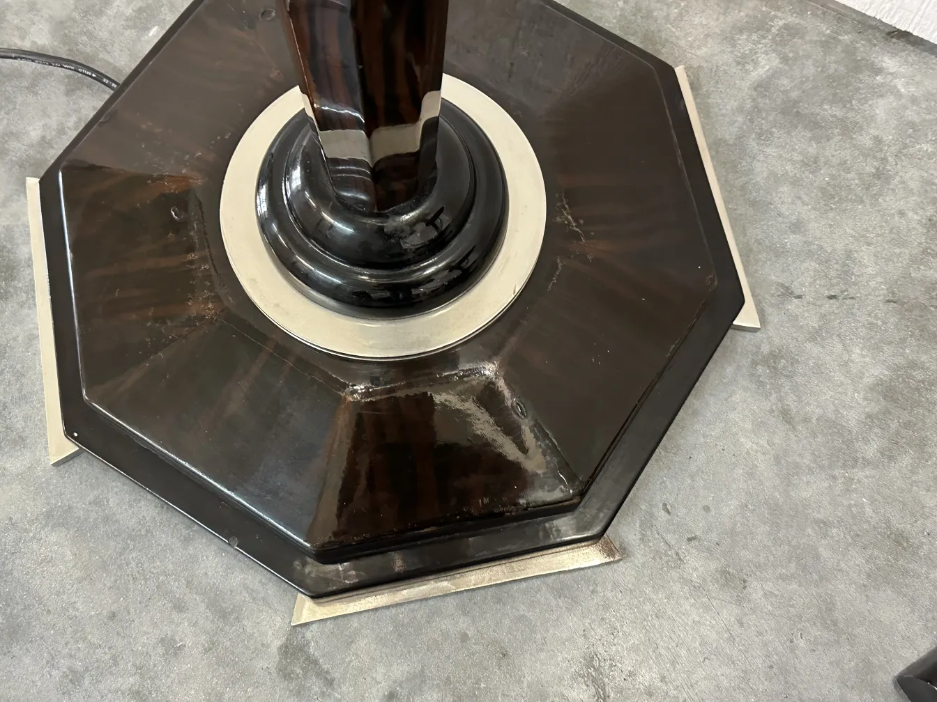 Dos lámparas de pie antiguas con un diseño elegante, base octagonal