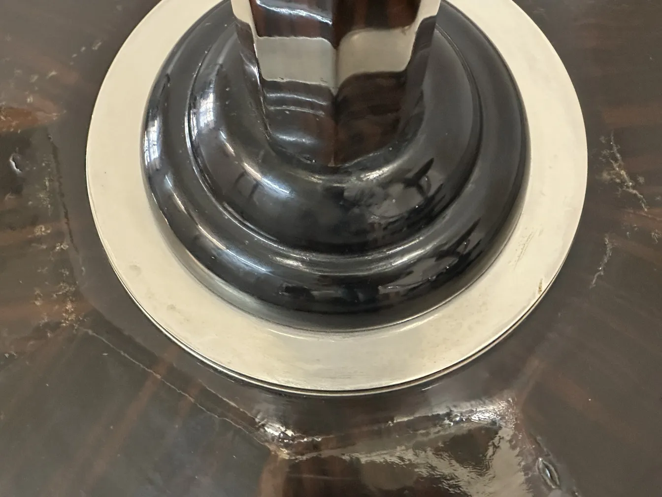 两盏古董落地灯放在经典环境中，底座优雅