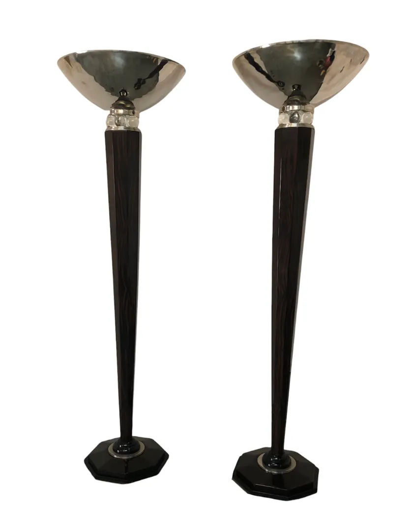 Par de lampadas de piso antigas com design elegante e bases octagonais