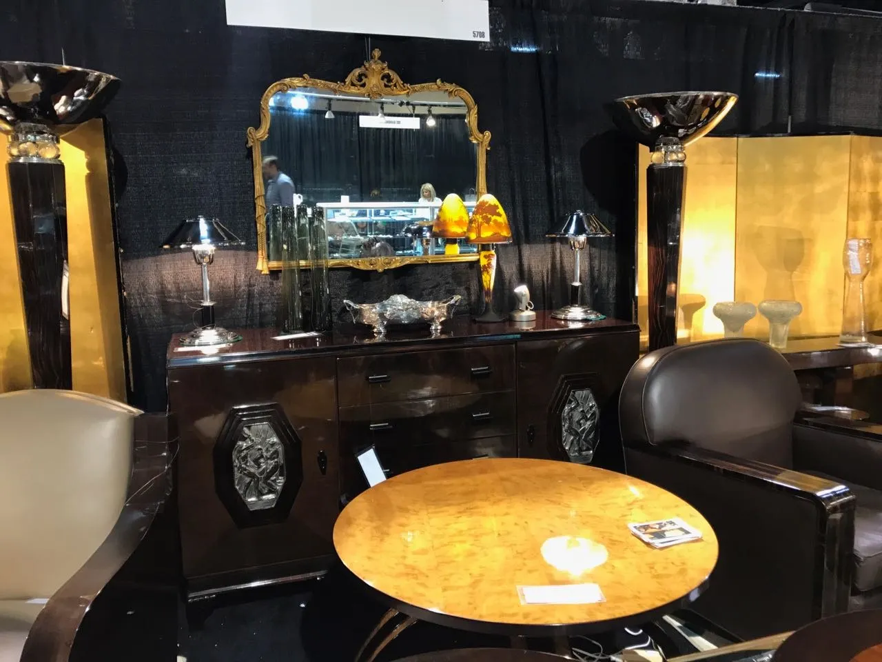 2 lámparas de pie antiguas con base decorativa y luz suave, en un ambiente elegante