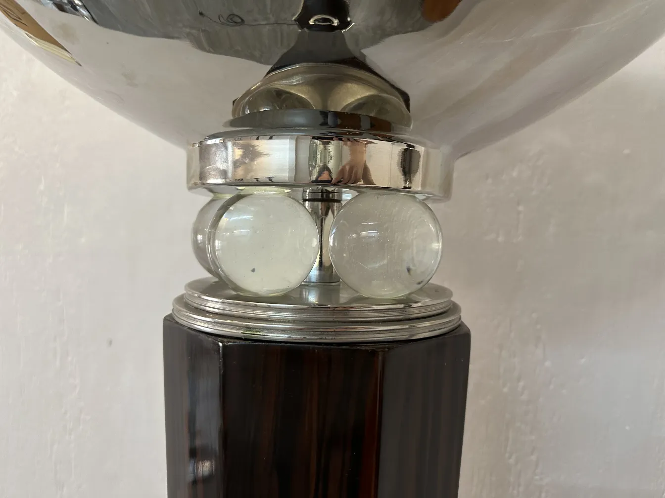 duas lampadas de piso antigas com acabamentos elegantes em um ambiente acolhedor