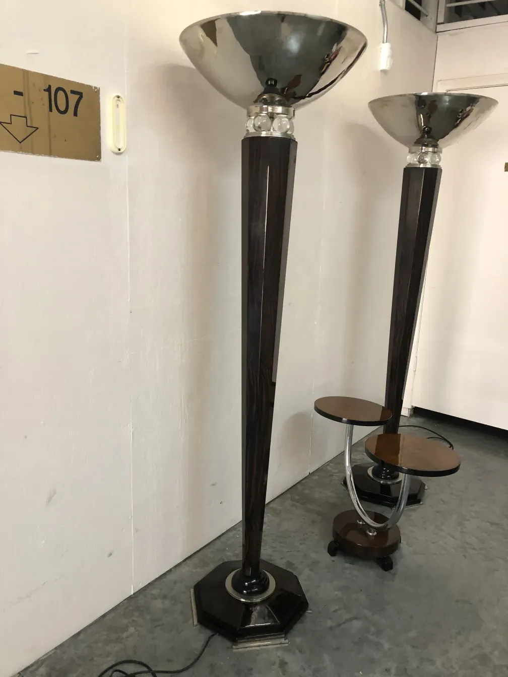 2 lámparas de pie antiguas con diseño decorativo en la base