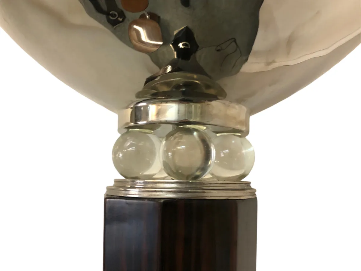 base de lampe ancienne avec détails en verre et métal, ambiance élégante