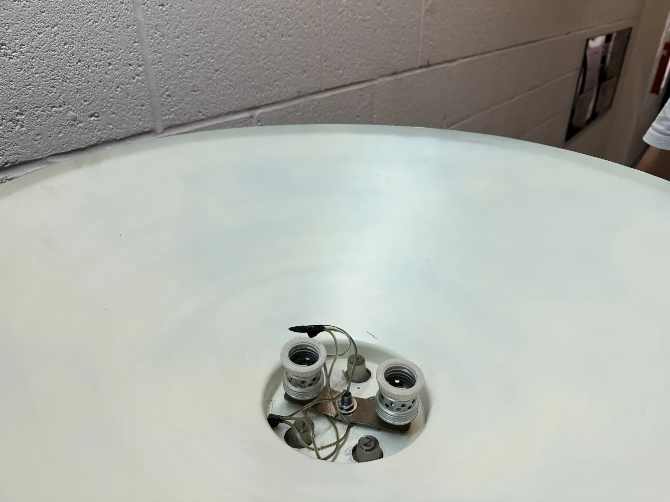 古いフロアランプが装飾的な特徴のあるクラシックな設定で