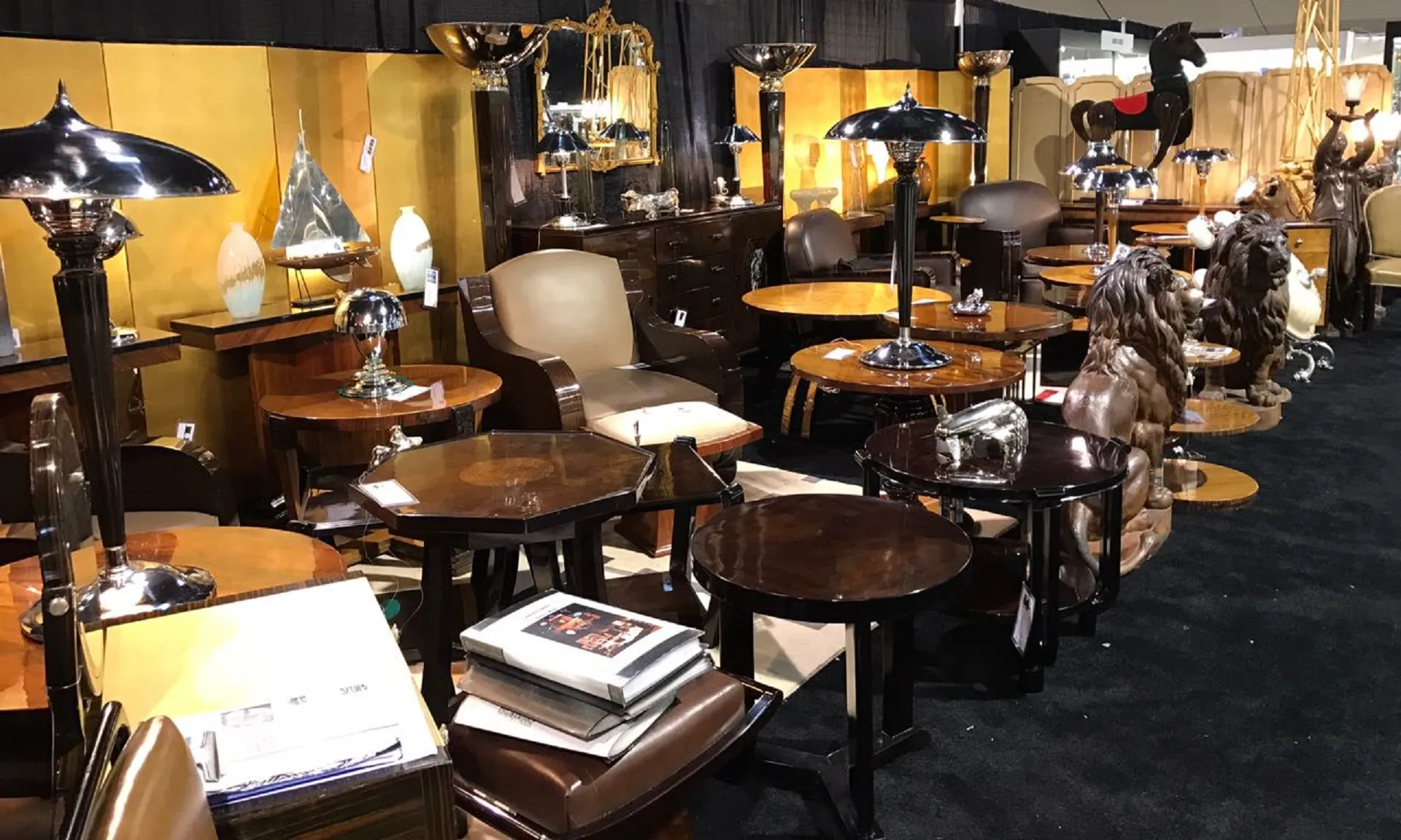 Deux lampadaires anciens sur des tables en bois.