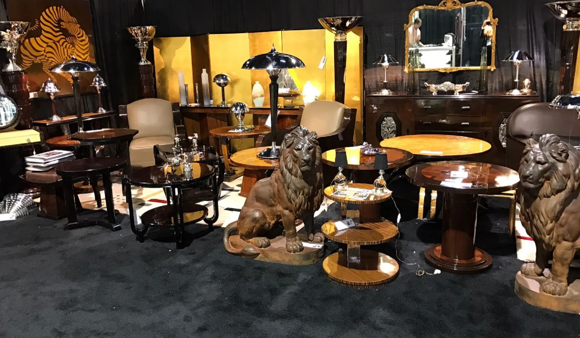 Zwei antike Stehleuchten in einem eleganten Ambiente, mit Tischen und Dekor.