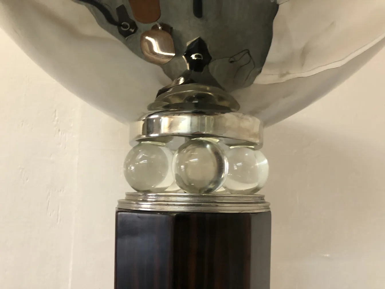 2 lampadaires anciens avec base décorative et abat-jour brillant