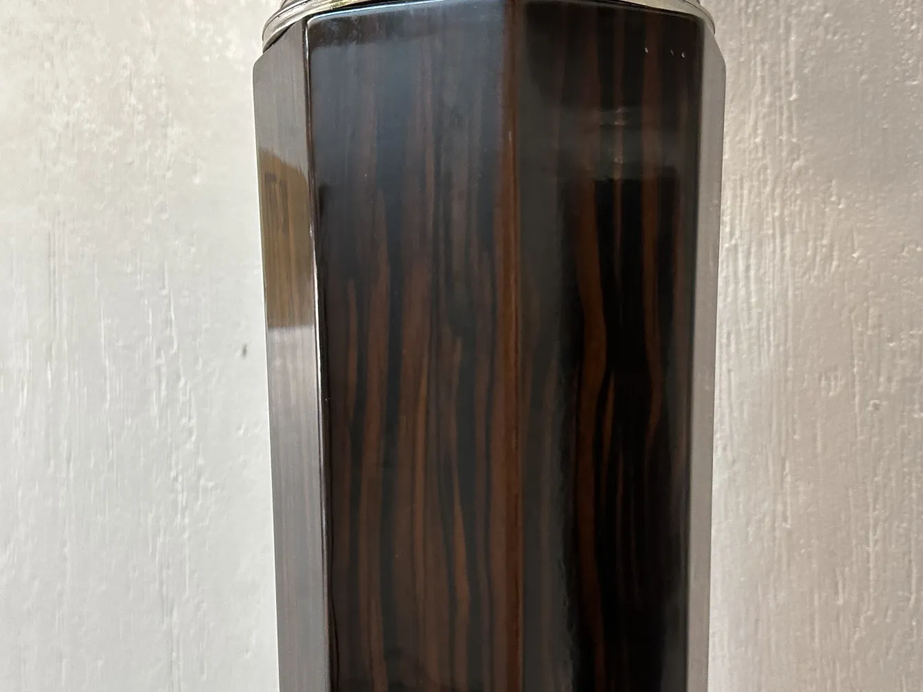 2 lampadaires dans un cadre classique, avec des finitions élégantes