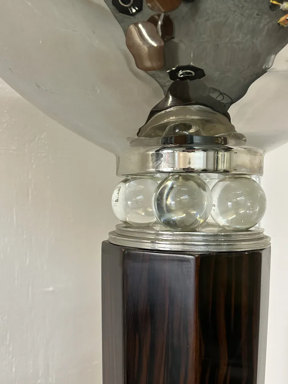 Gros plan de 2 lampadaires anciens avec détails décoratifs