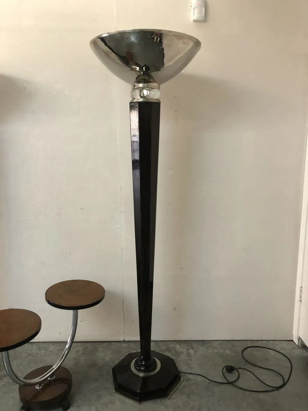 duas lâmpadas de piso antigas com design elegante em ambiente casual