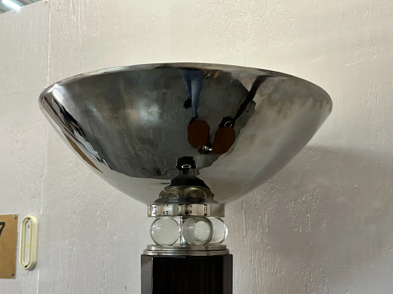 दो प्राचीन फ़्लोर लैंप का करीबी दृश्य, सजावटी आधार के साथ