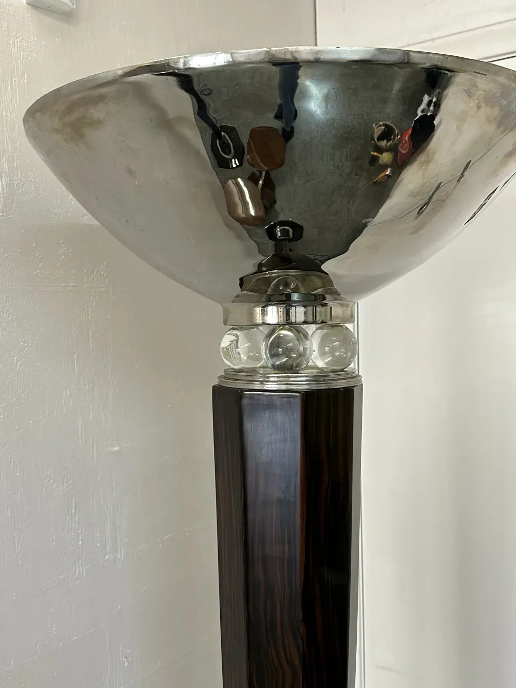 dos lámparas de pie antiguas con base elegante en ambiente cálido