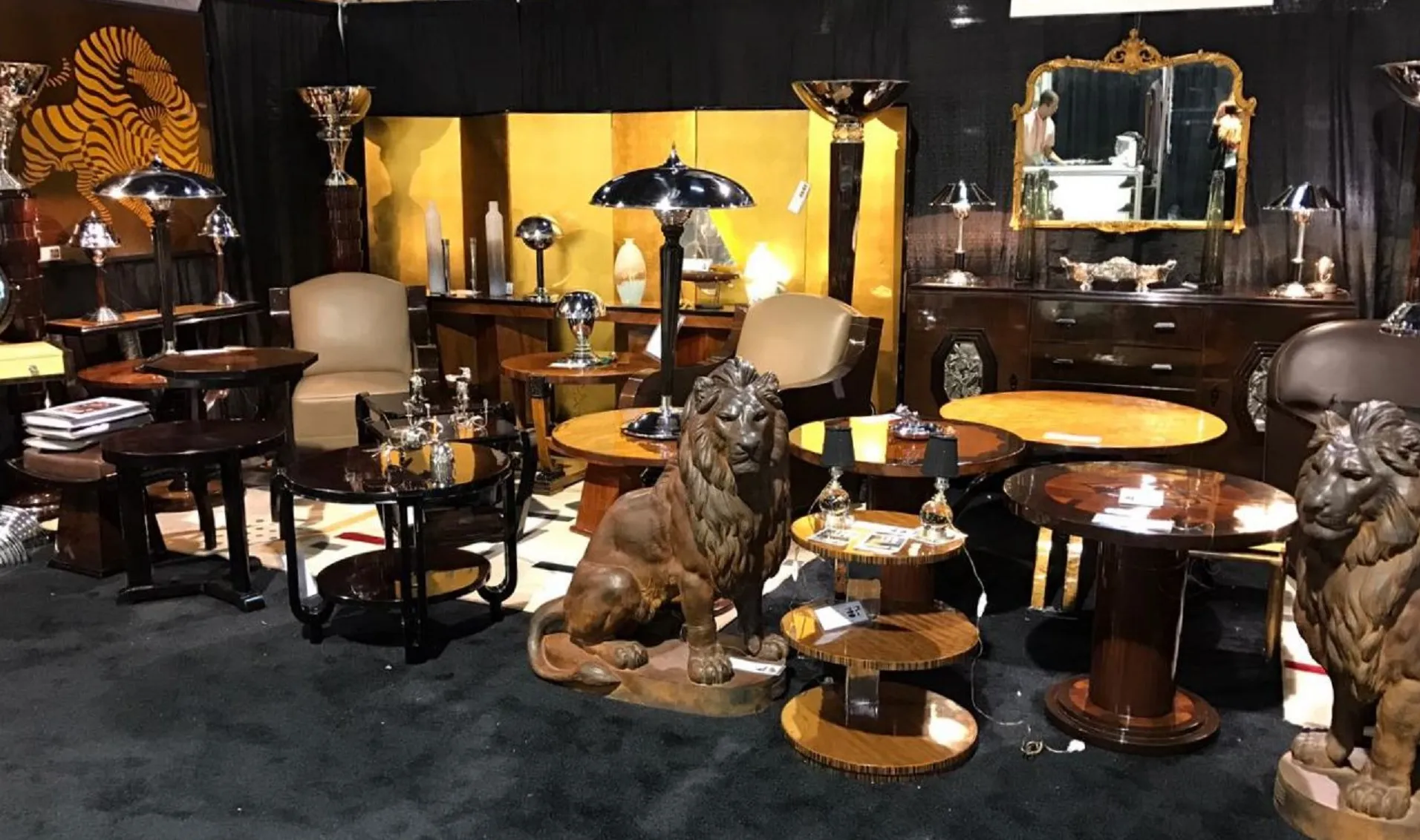 Set di 2 lampade da terra antiche in un ambiente elegante