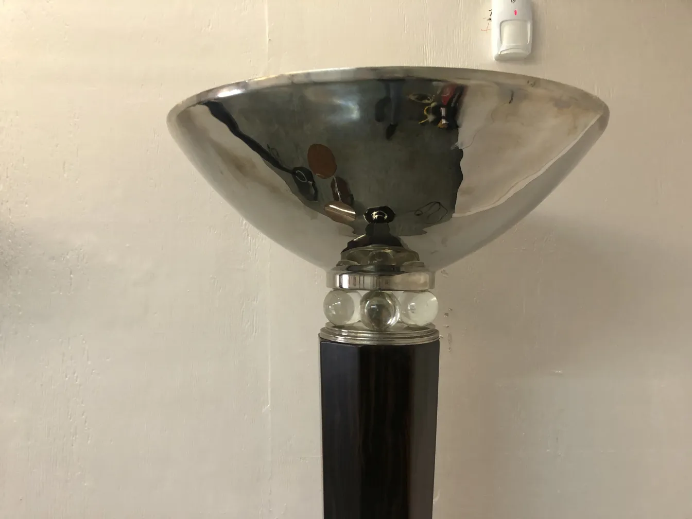 2 lámparas de pie antiguas con un diseño elegante, en ambiente moderno