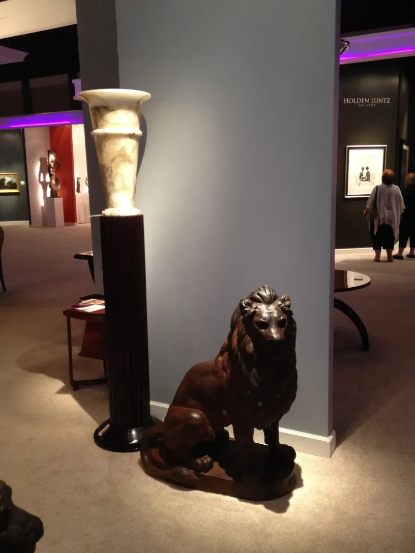 2 antike Stehleuchten mit dekorativem Sockel in einer eleganten Umgebung