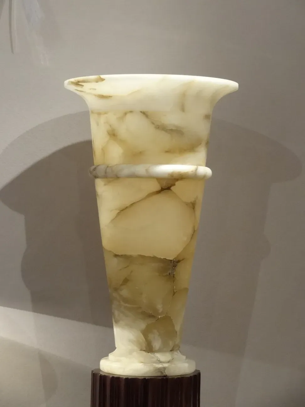 Paire de lampadaires anciens avec design élégant dans un cadre serein.