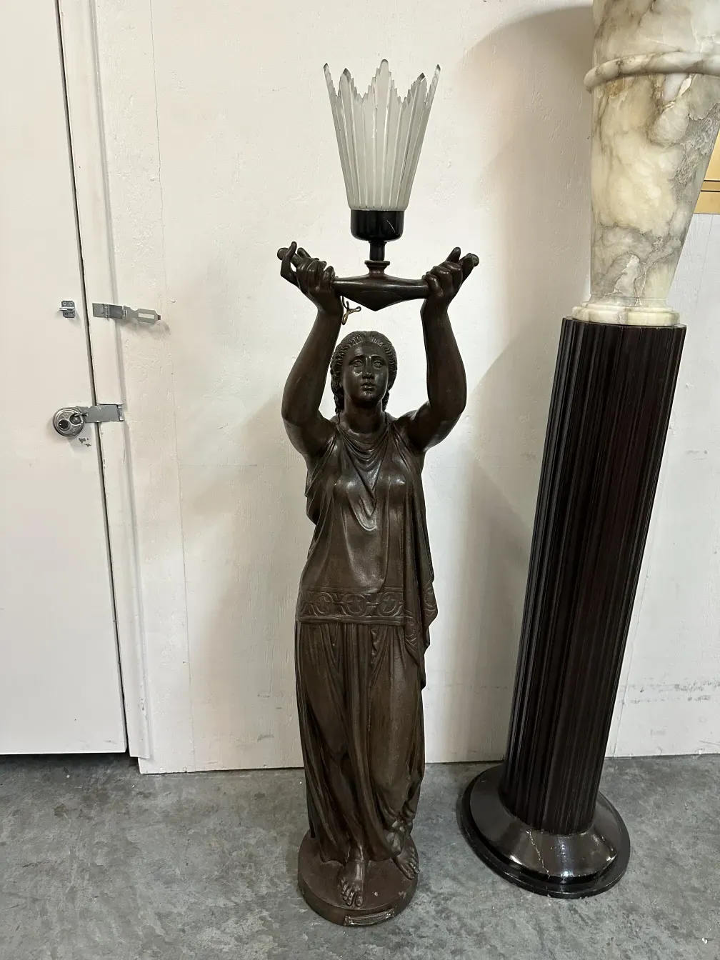 2 lampadas de piso antigas com design único e elegante, contra um fundo neutro.