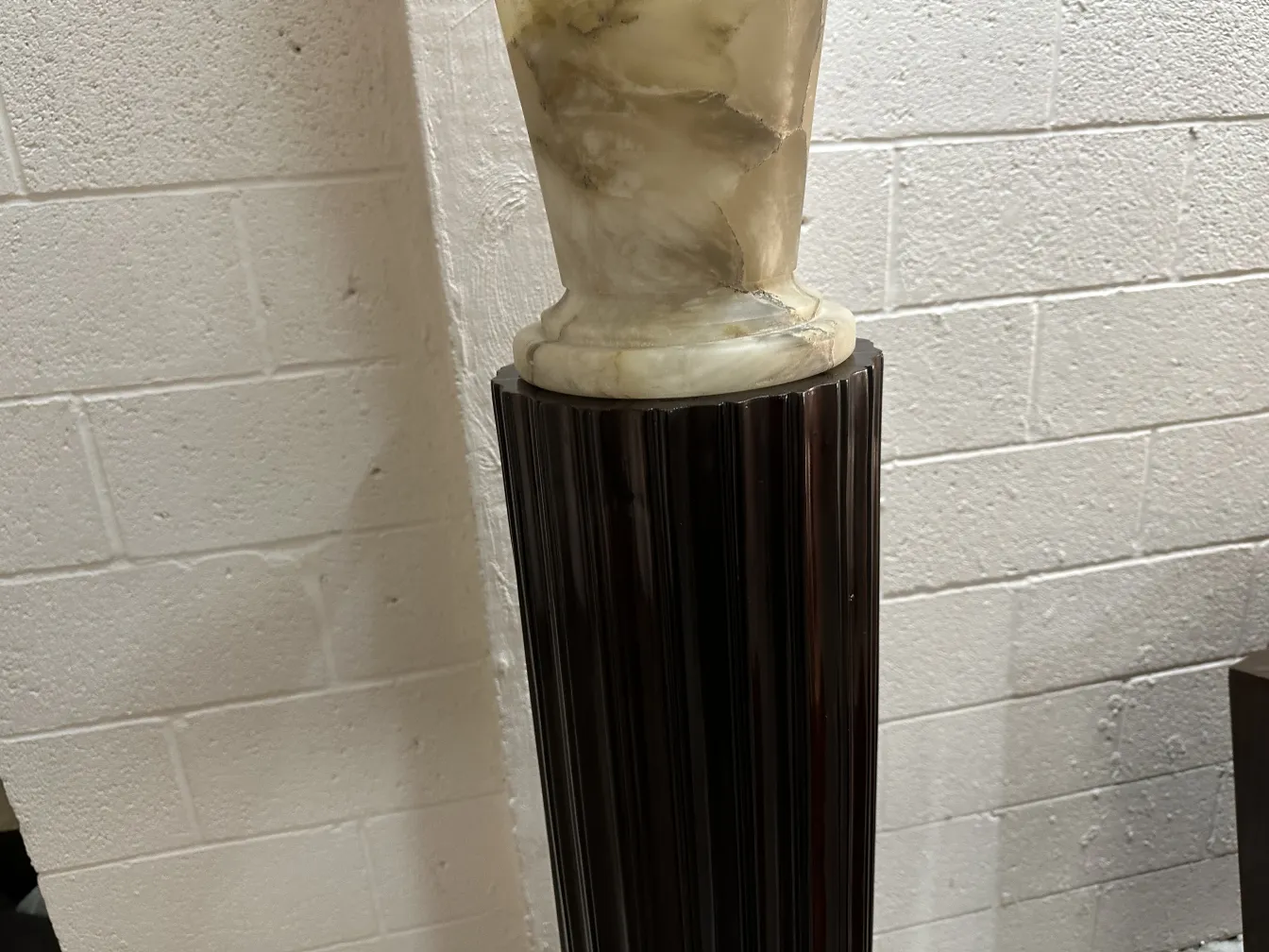 दो पुरानी फ़्लोर लैंप, सजावटी आधार और प्रभावशाली आकार के साथ, न्यूनतम सेटिंग में