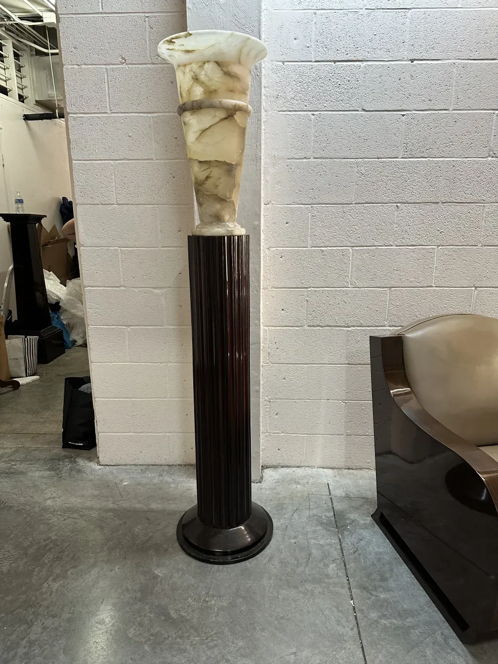 vue de 2 lampadaires anciens avec un design élégant et une base formelle