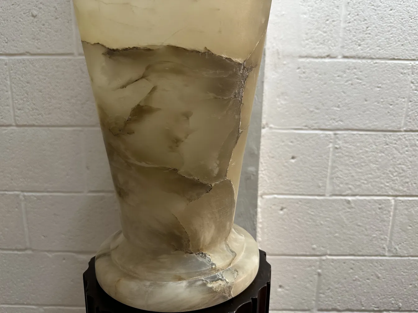 Zwei antike Stehleuchten mit dekorativen Füßen in einem neutralen Raum