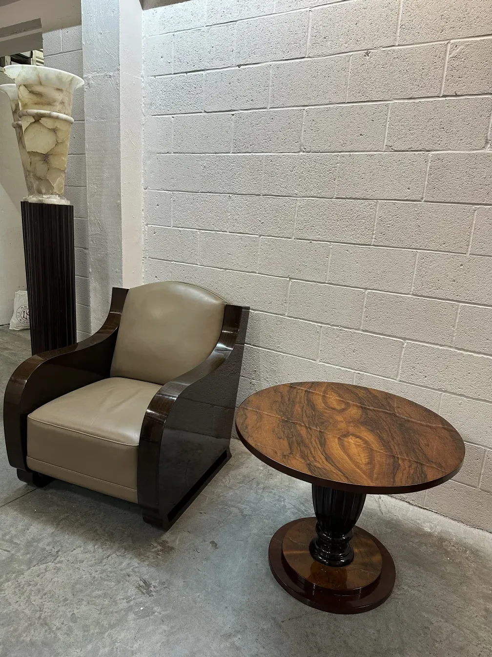 2 lámparas de pie antiguas en un ambiente elegante con una mesa