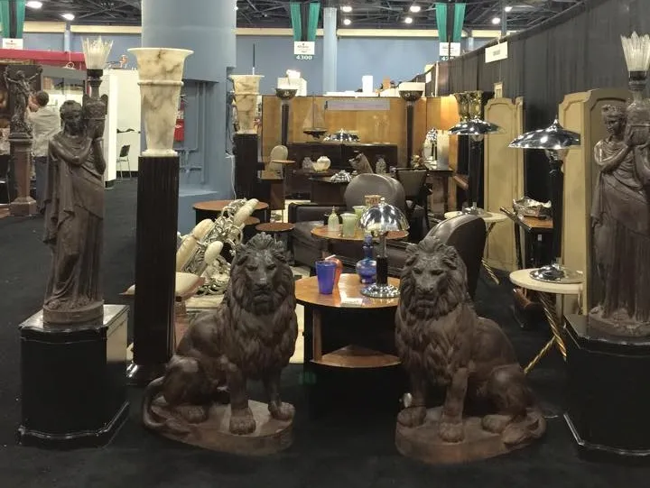 古いフロアランプが展示されている詳細なデザインの二つ