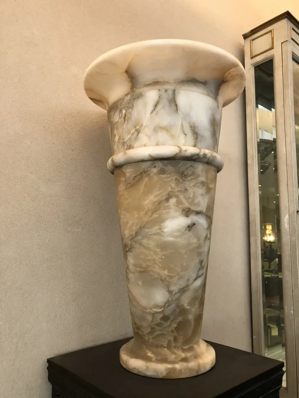 due lampade da terra antiche in un ambiente elegante