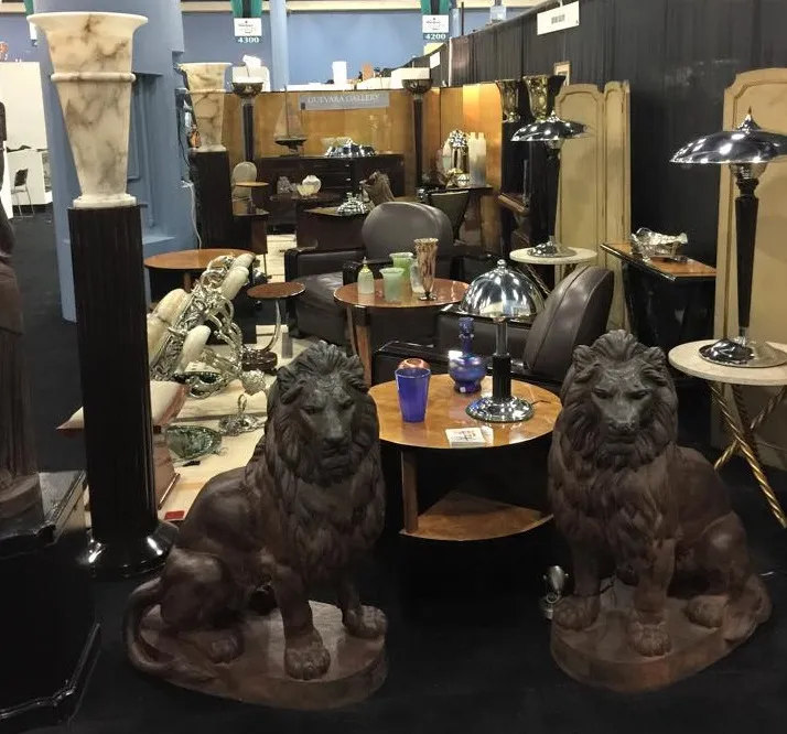 2개의 오래된 플로어 랜프와 장식 세부 사항이 장면에