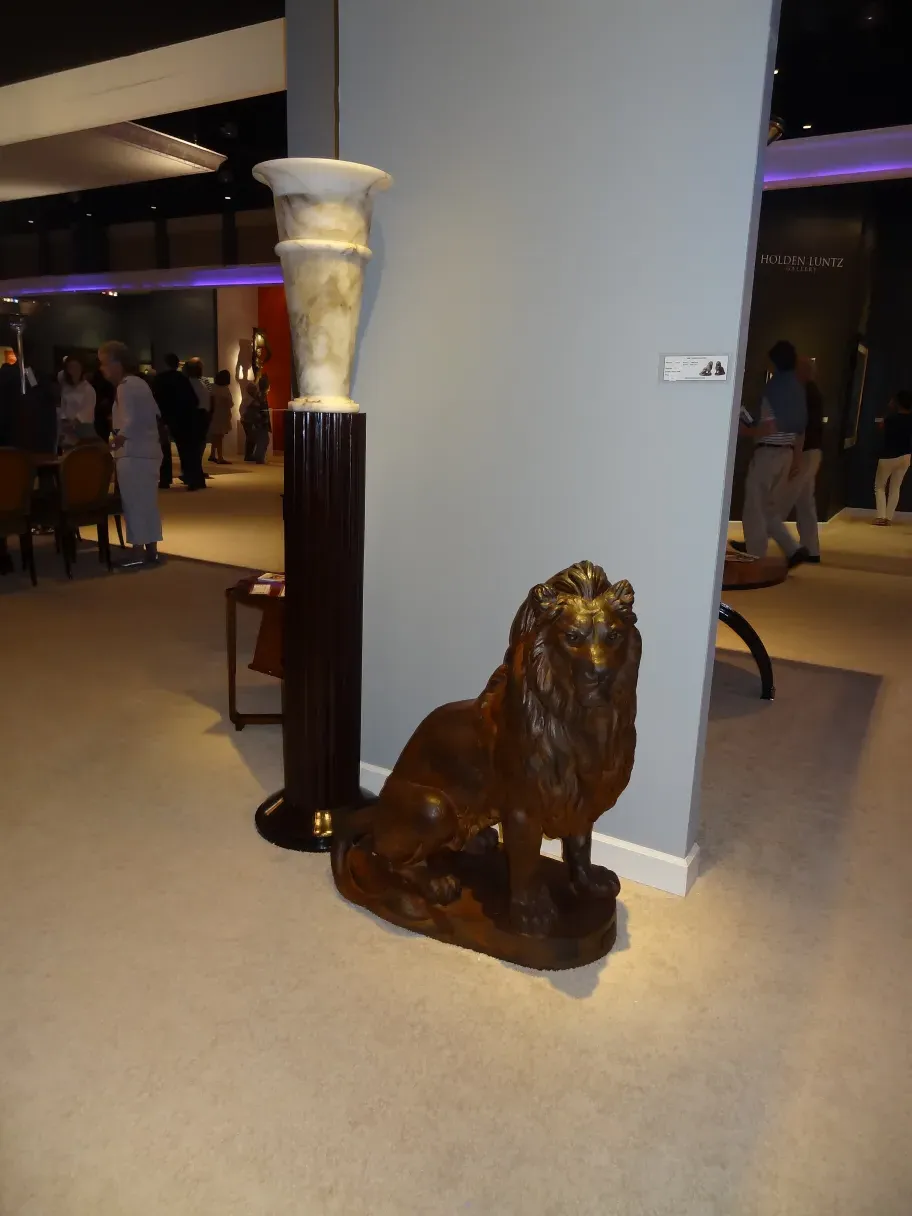 古代の2フロアランプとライオンのベース