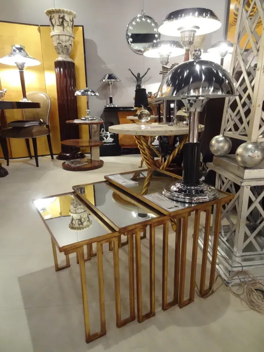 Due lampade da terra antiche in un ambiente elegante