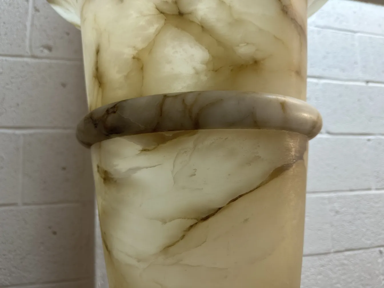 两款古董落地灯，优雅的底座和柔和的照明