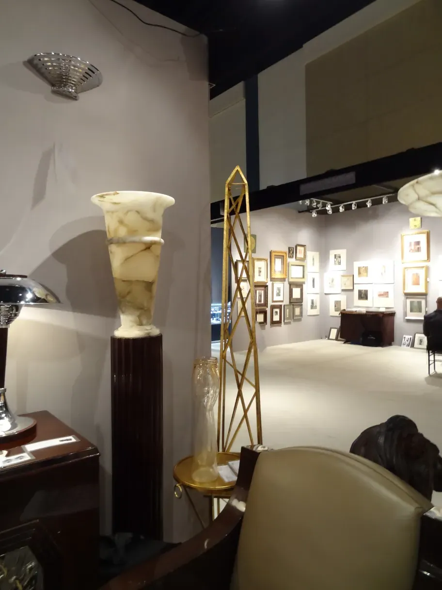 due lampade da terra antiche con design elegante in un ambiente accogliente