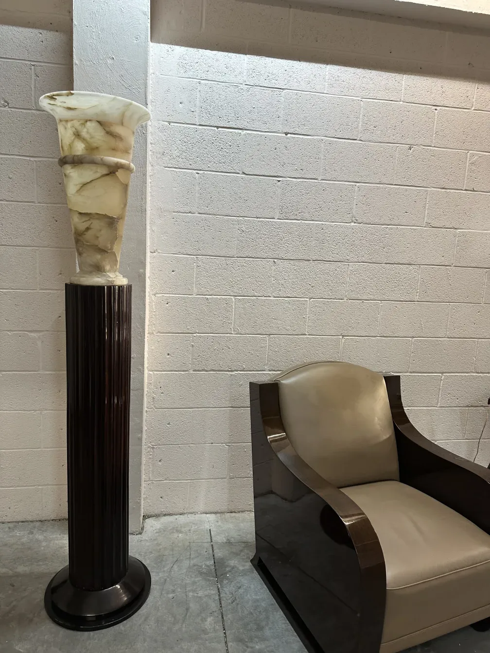 两盏古董落地灯在优雅的环境中